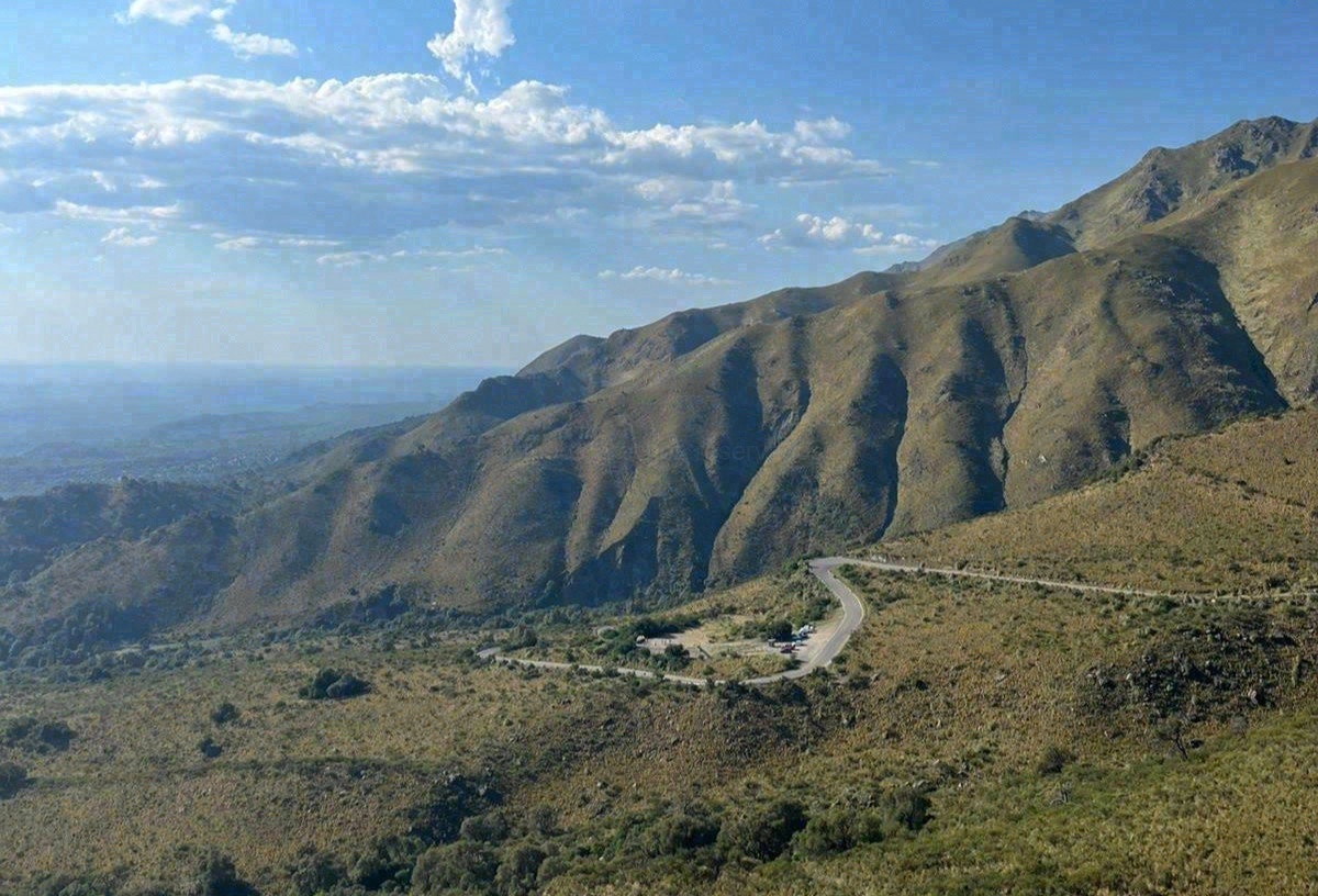 Pareja disfrutando de la vista panorámica de las sierras en una escapada romántica a Merlo San Luis qué hacer.
